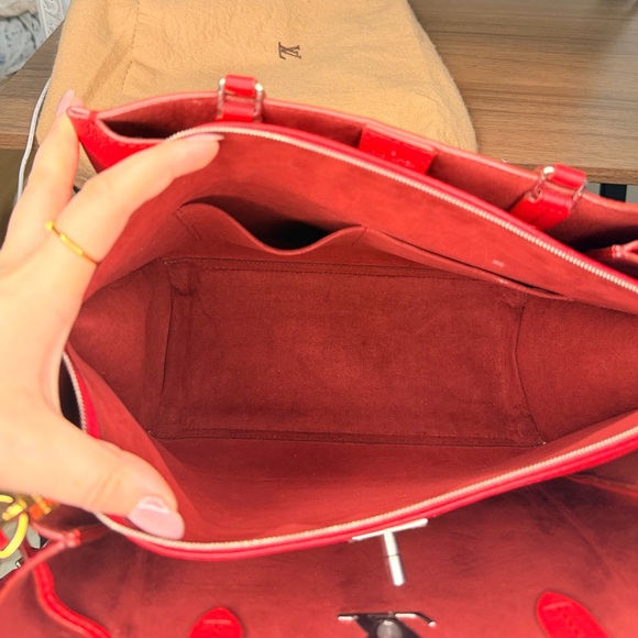 Louis Vuitton Rubis Pebbled Leather Lockmeto Bag - Picture 13 of 17